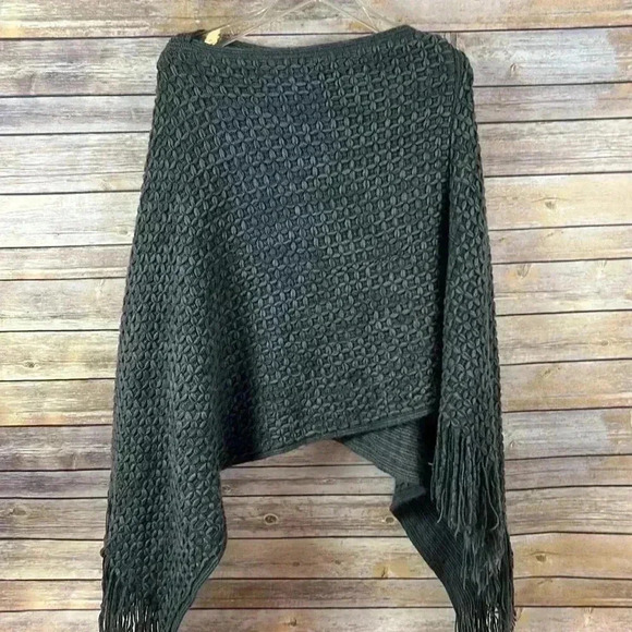 Gray Knit Poncho with Fringe edges - Picture 4 of 6